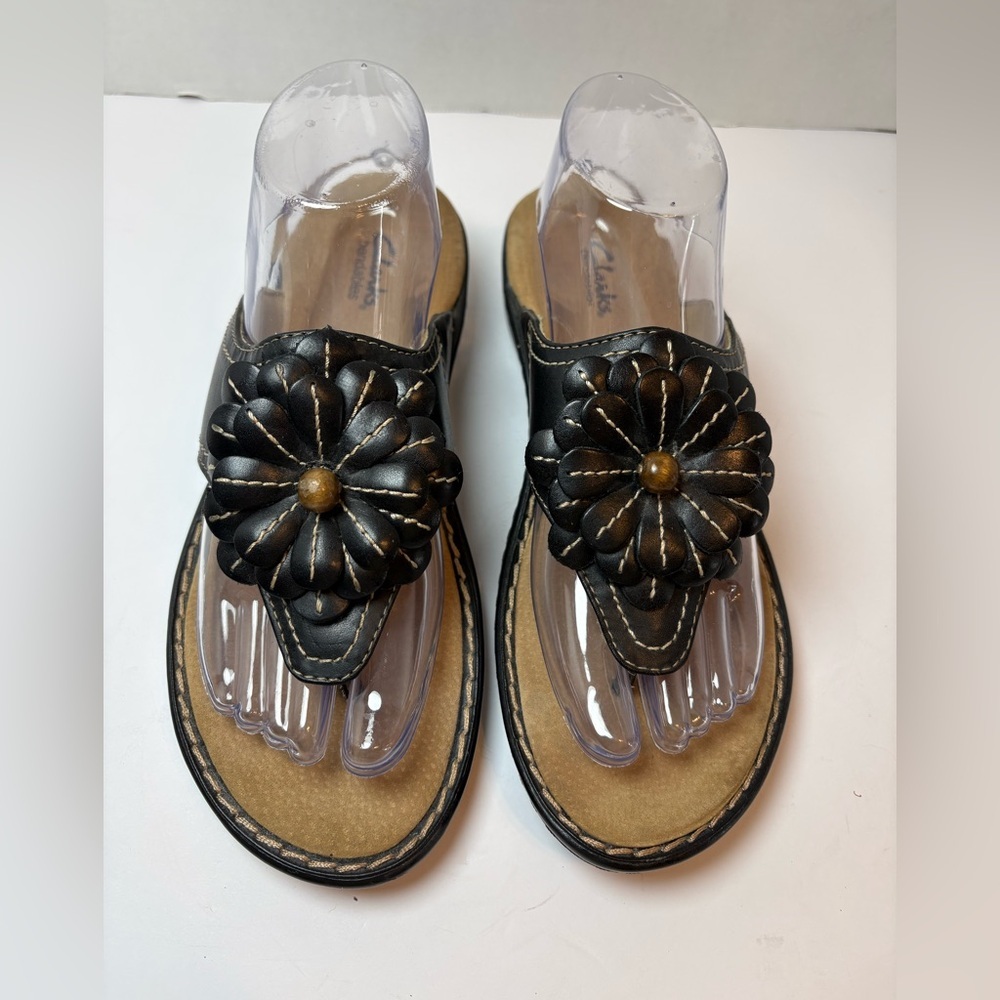 Clarks Bendables black leather floral slip-on flip flops sandals size 8M